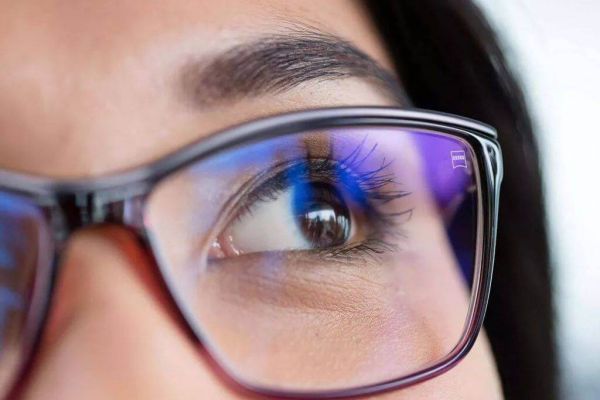 Occhiali con lenti antiriflesso e filtro luce blu per protezione da schermi digitali